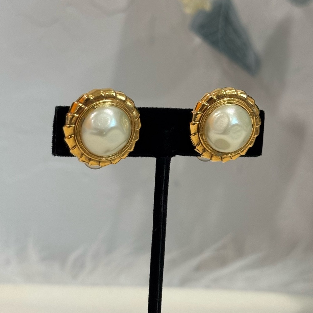 SOLD‼️Chanel 1980s Faux Pearl Button Clip-On Vintage Earrings - Picture 16 of 16